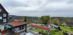 Häuser mit Bergen und Bewölkten Himmel. Bürg vorplatz Müngsten