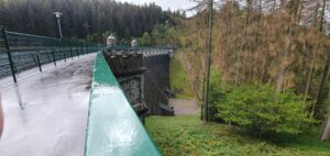 Staudamm mit Wasser und Bäumen von Sengbach. Talsperre