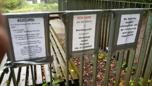 Plakate mit Informationen der Schwebefähre