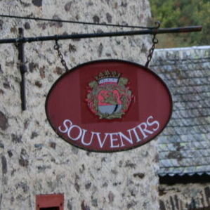 Schild Souvenirladen von der Burg
