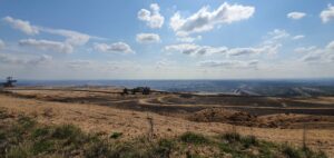 Sandberg mit wegen und blick über das Flachland. RWE Werk
