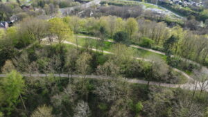 Berg mit Bäumen und einem Weg. Der Gipfel von dem Monte Clamotte Berg