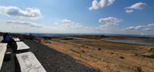 Bänke mit Wasser Wanderwegen und Sand. Blick über die Eifel
