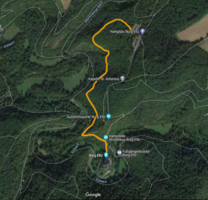 Wegbeschreibung zur Burg Eltz entlang durch den Wald und dem Elzbach