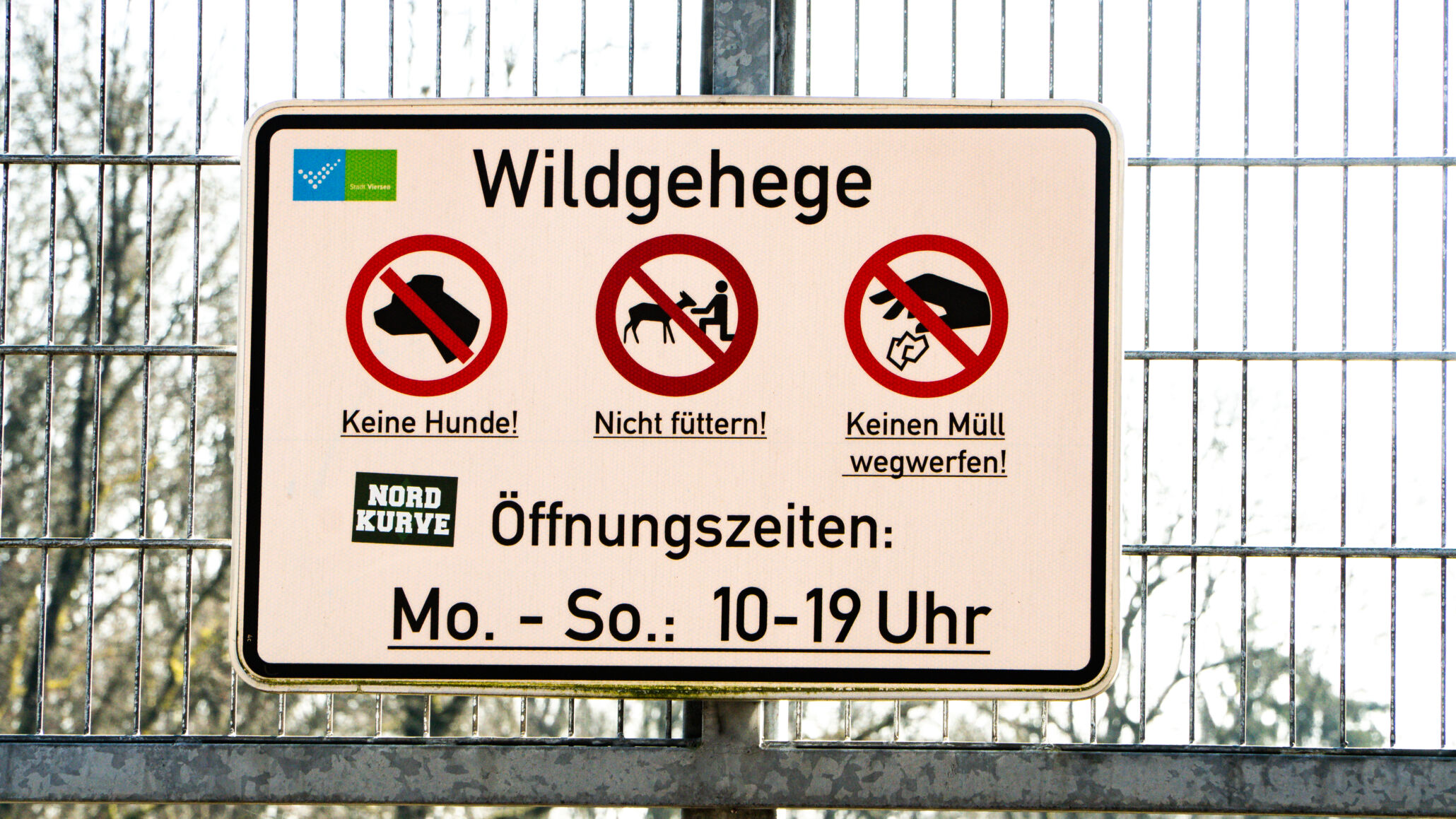 Infotafel mit Öffnungszeiten des Wildgeheges Süchtelner Höhen