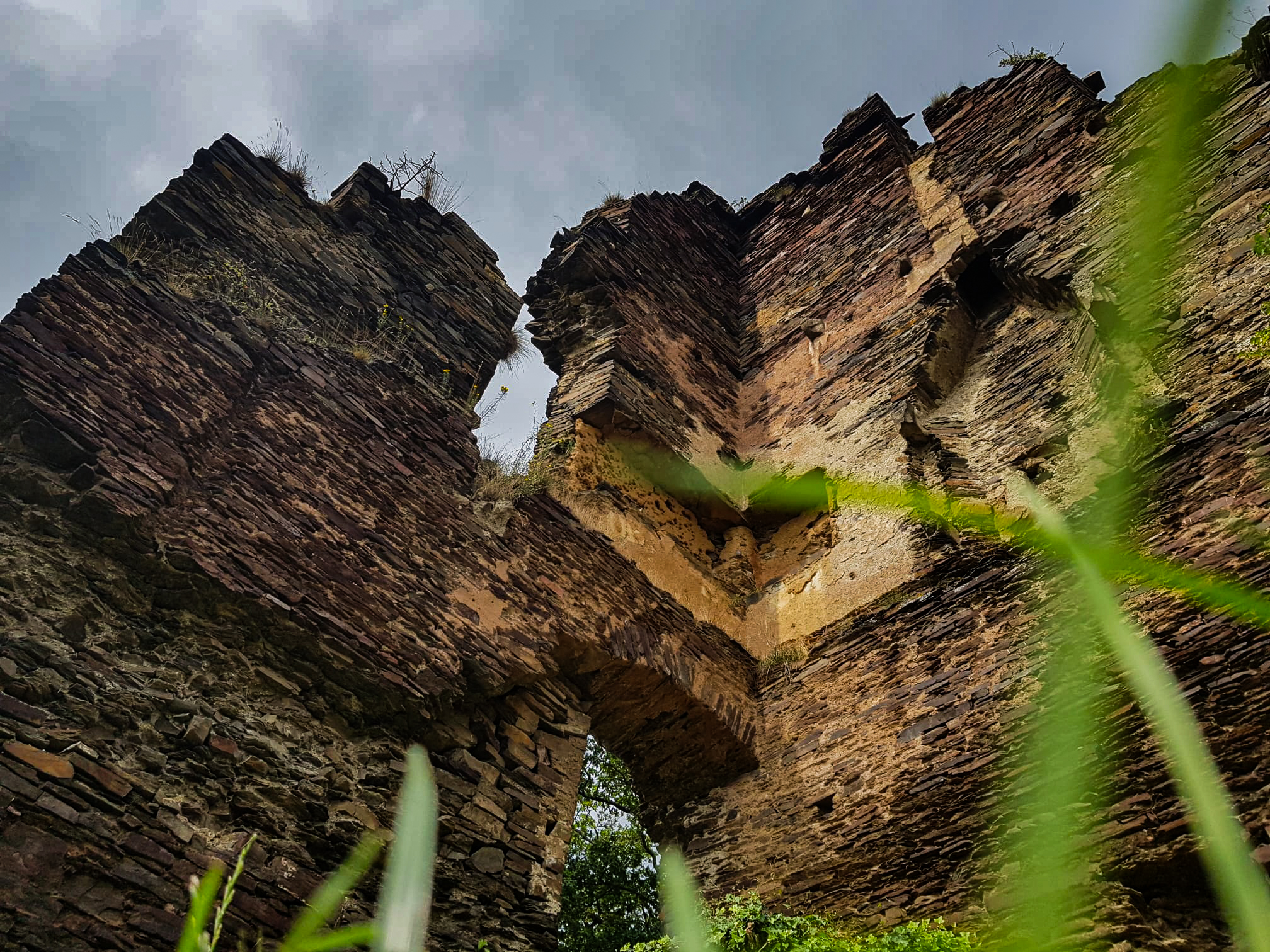 Burgruine Are in Altenahr mit Blick über das Ahrtal