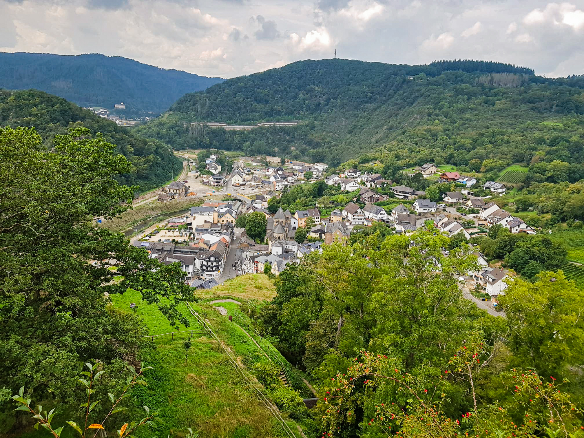 Altenahrer Burgenweg mit Burgruine Are