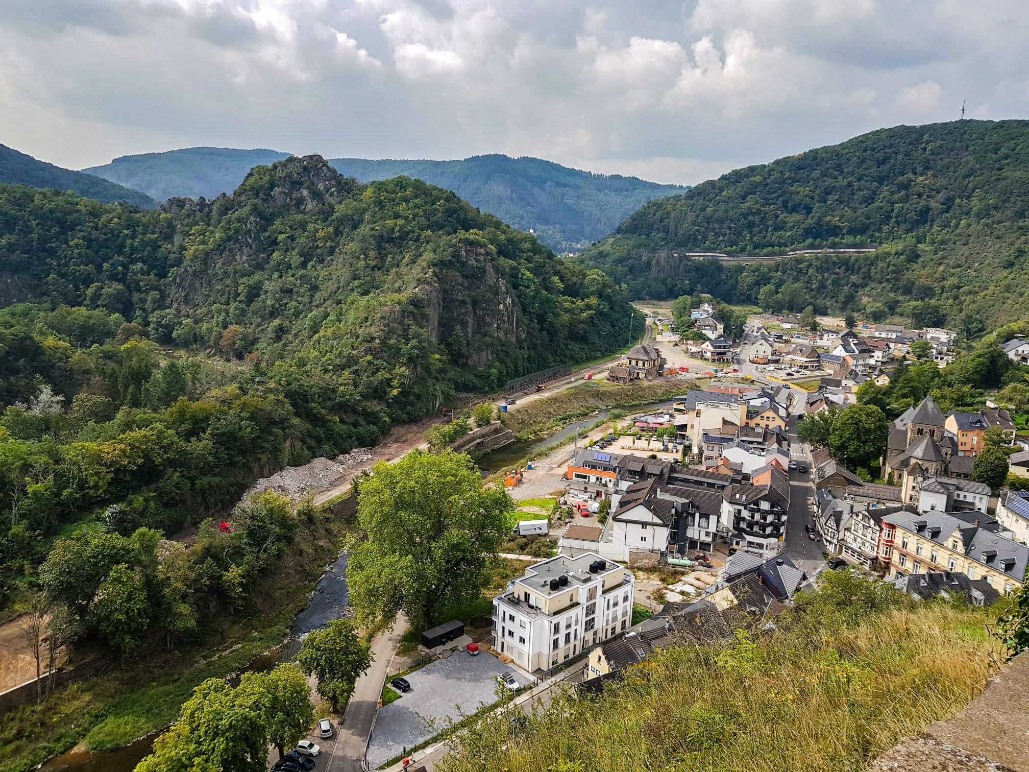 Burgruine Are bei Nacht