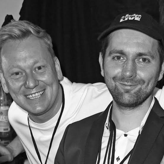 Schwarzweißfoto von Jens Knossalla links und Adam Wolke rechts