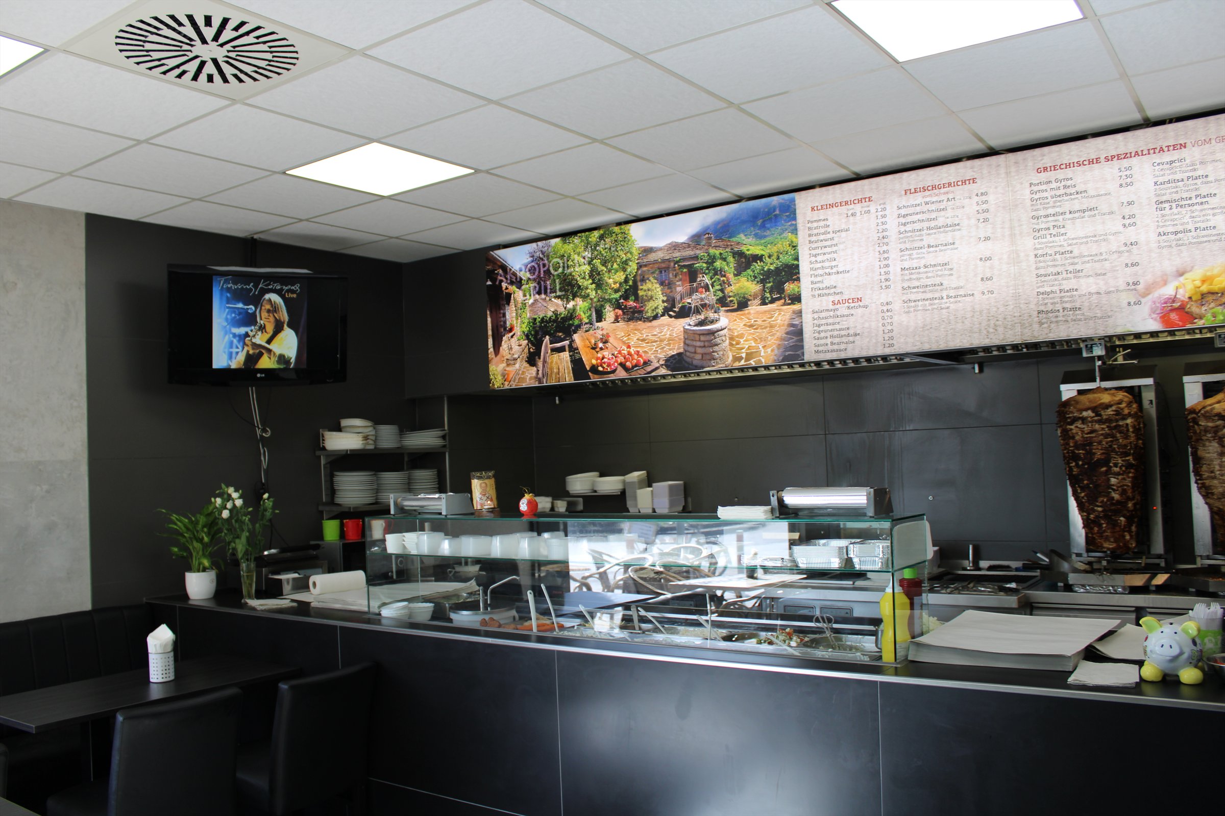 Theke, Speisetafel und Gyrosspieße im Akropolis Grill in Rheindahlen