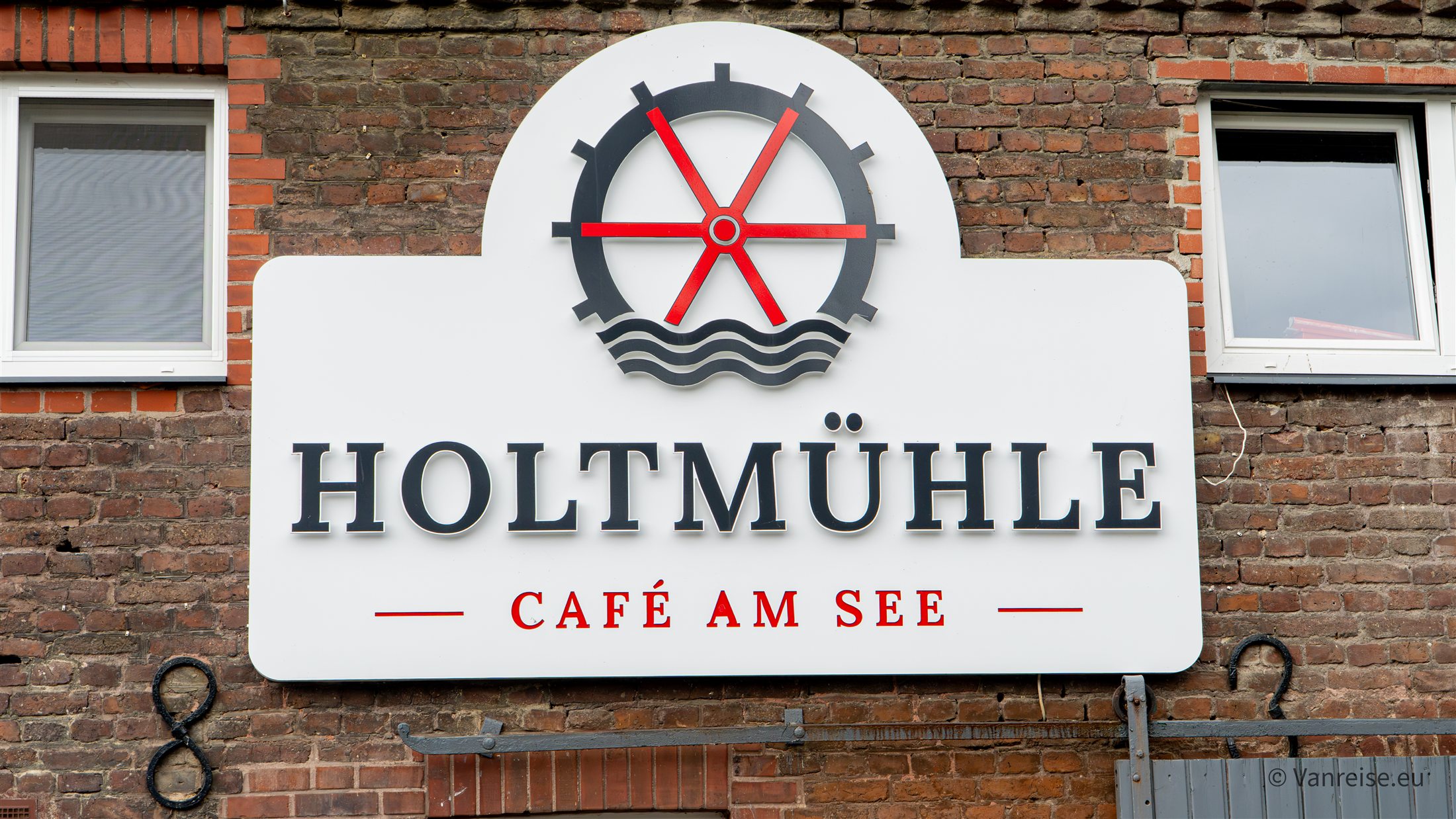 Holtmühle Café am See Schild an der Backsteinfassade