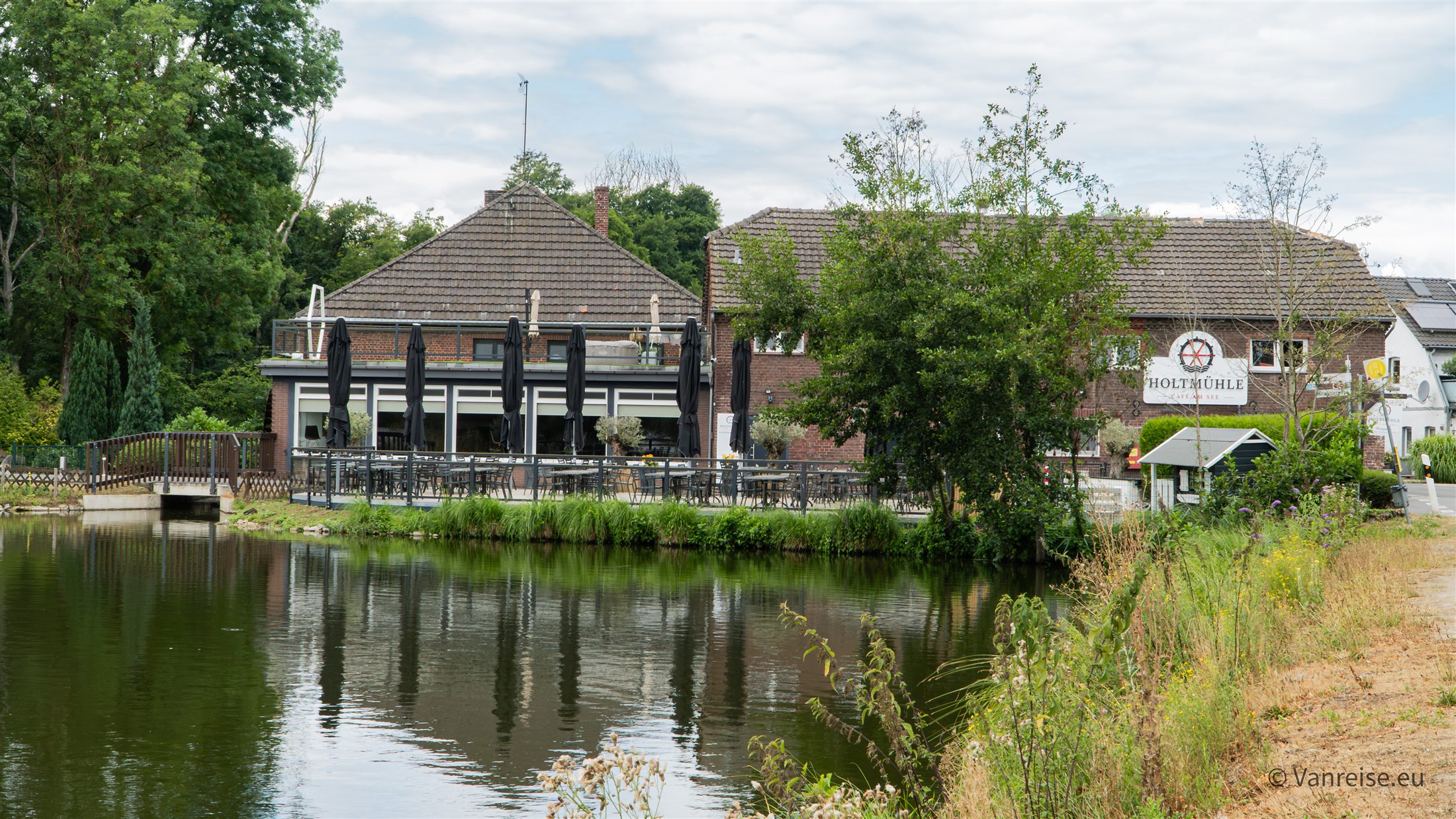 Holtmühle Café am See mit Terrasse und Spiegelung im Mühlenweiher
