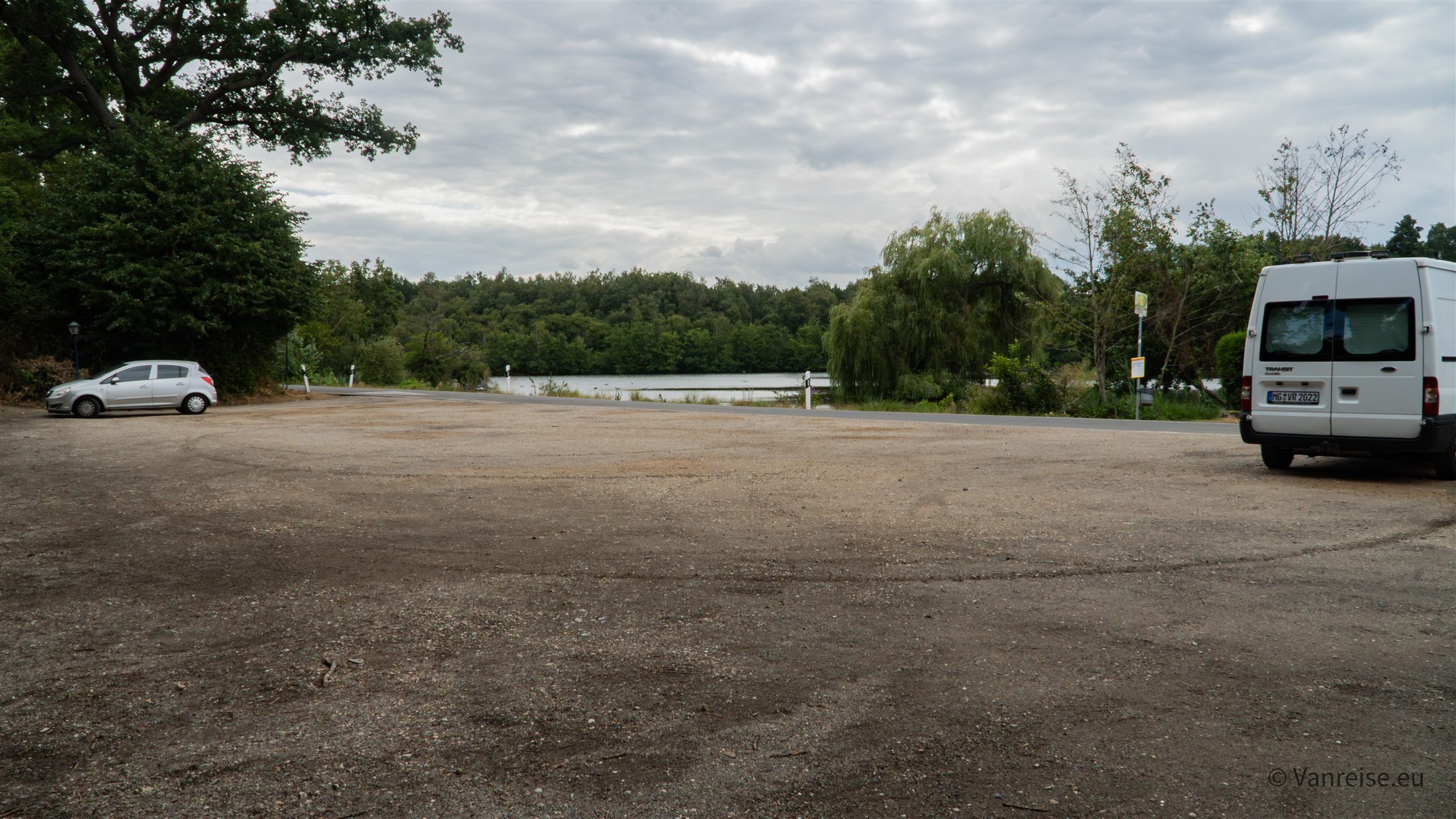 Unbefestigter Parkplatz gegenüber der Holtmühle mit Blick auf den Weiher