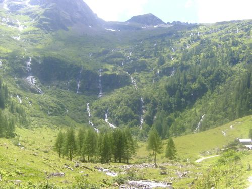 Berge in Österreich mit einem kleinen Bach 2