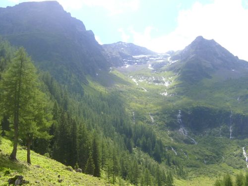 Berge in Österreich mit einem kleinen Bach