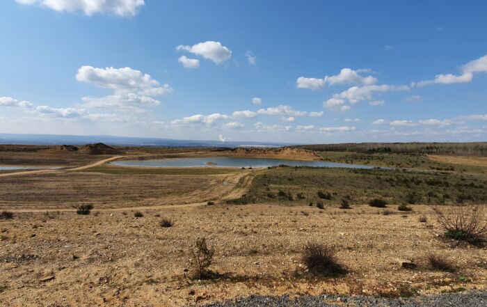 Stausee mit einer Straße bei der Sophienhöhe