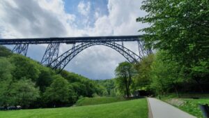 Foto der Müngstener Brücke mit Bäumen und Gras