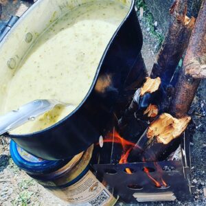 in der Natur Essen machen über dem Feuer 