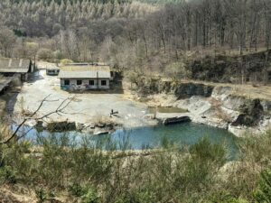 Alte Gebäude mit einem kleinen See und Grafittis