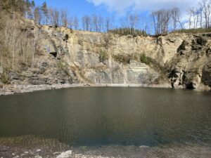 See mit Klippen am berg. highlights bei der Wanderung in der Eifel