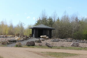 kompass und die Hütte vom Nationalpark