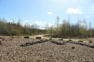 Steine mit Wald und einem Wanderweg