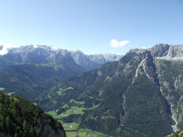 Reisen in die Berge, gerade die Höhenluft und die Aussicht auf die Natur und den Bergen bringt Freunde. Österreich Berge mit einem Tal und blauem Himmel. Reisetour