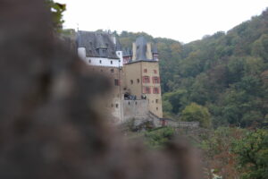 Fotografie vom Schloss hinter einem Stein
