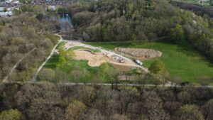 Bäume, Wiese und eine Baustelle für den Spielplatz