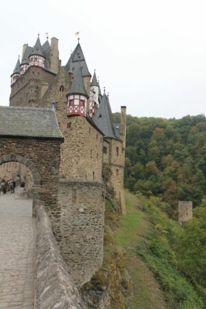 Eingang der Burg Eltz mit sicht auf den Graben