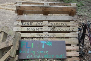 Paletten und Slogans als Wegsperre für die Demonstrationen im Wald