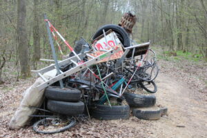 Waldweg mit Autoreifen metall und Schrott gegen die Polizei in Hambacher Forst