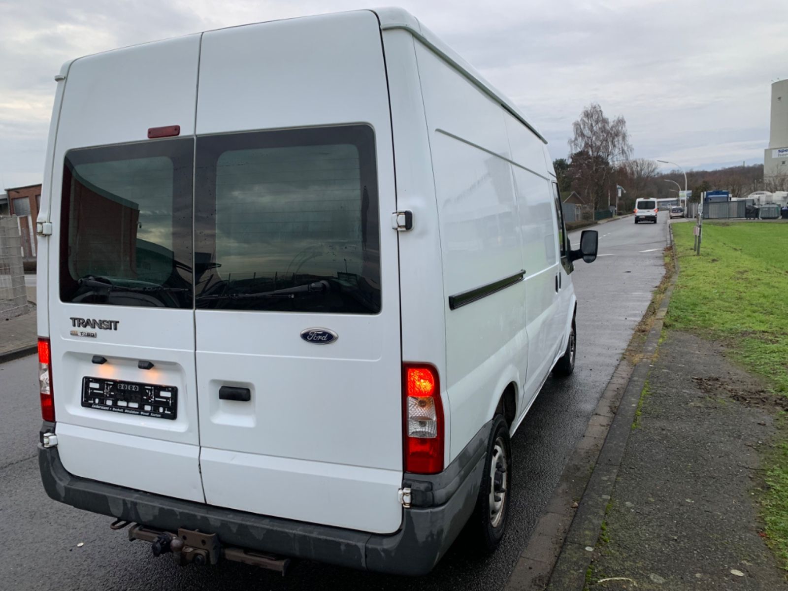 Heckansicht 2 vom Ford Transit 280 K Ausbau zum Camper