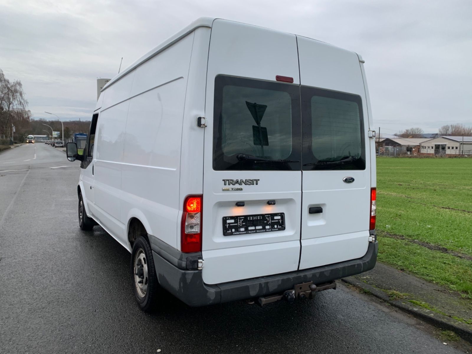 Heckansicht vom Ford Transit 280 K Ausbau zum Camper