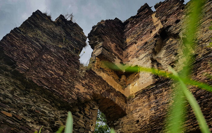Altenahrer Burgenweg mit Aussicht auf die Burgruine Are